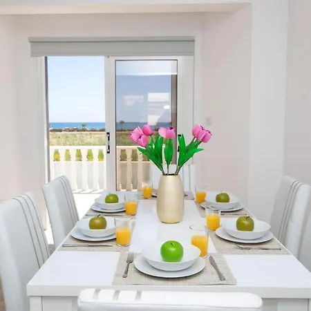 ヴィラ Suncity Boutique Beachfront アヤナパ