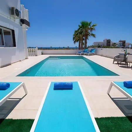 Suncity Boutique Beachfront איה נאפה